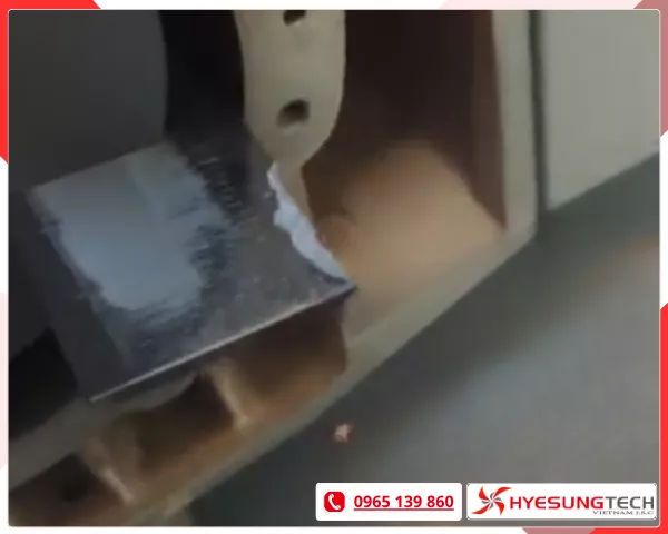 Gãy cánh gạt bơm hút chân không