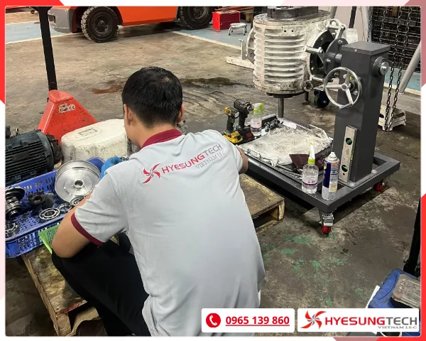 Hyesungtech tiến hành thay dầu máy hút chân không