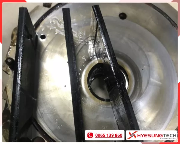 Mòn cánh gạt bơm hút chân không