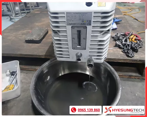 Vì sao cần thay dầu máy bơm hút chân không