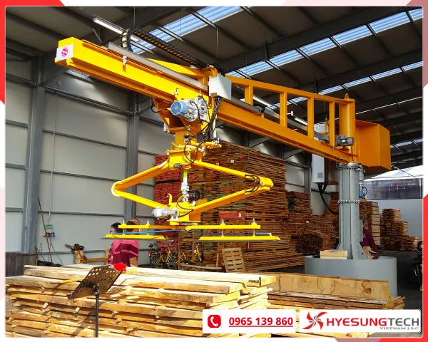 Dùng cốc hút để vận chuyển gỗ